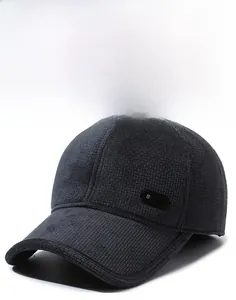 Detailansicht der strukturierten Winter-Basecap mit SPORT-Label und gebogenem Schirm