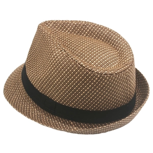 Détail de la texture en paille tressée bicolore et du ruban gros-grain noir du Fedora