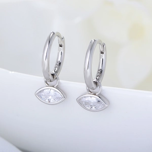 Orecchini a cerchio in argento S925 con ciondoli in zircone marquise su sfondo ceramico