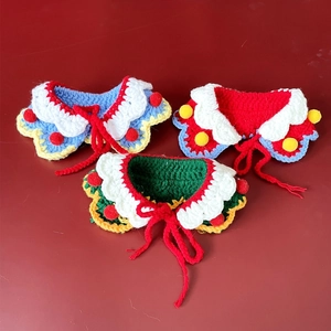 Détail de colliers en crochet faits main pour animaux en rouge, bleu et vert