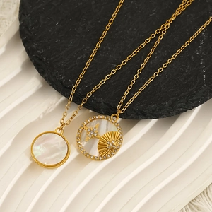 Collier plaqué or 18 carats avec pendentif étoile double face en nacre sur pierre noire