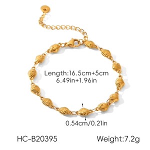 Vue détaillée du bracelet cœur en or 18 carats montrant les dimensions et le fermoir mousqueton