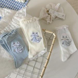 Trois paires de chaussettes mi-mollet avec broderie chat et bordure en dentelle pastel