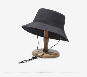 Détail d'un chapeau bob imperméable gris foncé avec tissu à séchage rapide et cordon
