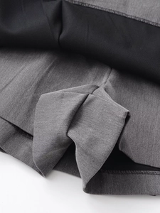 Detailaufnahme der grauen Twill-Stoffstruktur und des schwarzen Innenfutters der Skort