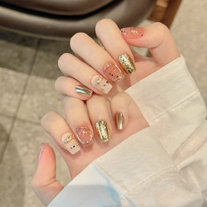 Faux ongles français avec poudre miroir érable, feuilles d'or et cadres métalliques 3D