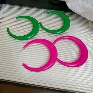 Chic geometric C-shape hoop earrings in bright green and rose pink resin finish