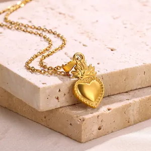 Vintage 18k gold heart pendant necklace with beaded edges on elegant stone base