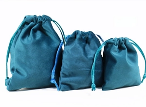 Tre dimensioni di sacchetti in velluto blu scuro con coulisse per gioielli e regali