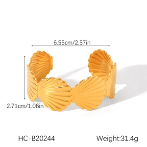 Détail du bracelet manchette coquillage en or 18K avec dimensions 6,55cm et poids 31,4g