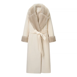 Manteau élégant en laine crème avec col en fausse fourrure et ceinture nouée