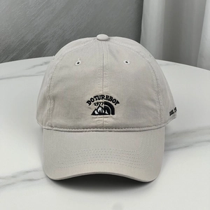 Détail de la casquette beige avec broderie DOTUREBOY 1977 et texture en sergé de coton