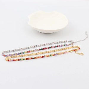 Détail de colliers tennis en or et argent avec des zircons multicolores arc-en-ciel