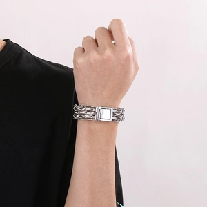 Détail du bracelet triple chaîne en acier inoxydable avec fermoir de style industriel