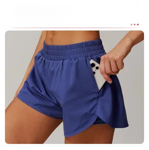 Détail du short de yoga avec poche latérale fonctionnelle pour ranger un téléphone