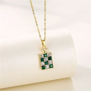Macro du pendentif bouteille de parfum dorée avec zircons verts et blancs damier