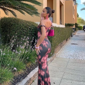 Robe longue sirène ajustée à motif tie-dye rose et gris avec nœud élégant à l'épaule