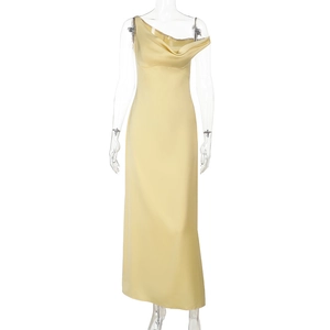 Détail d'une robe longue élégante en satin jaune pâle avec une encolure asymétrique drapée