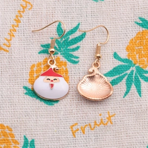 Vue détaillée des boucles d'oreilles Père Noël en émail avec finitions rouge et blanc