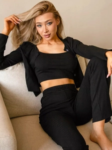 Détail d'un ensemble de détente en maille côtelée noire avec cardigan et pantalon haut