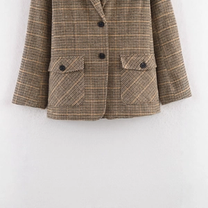 Eleganter Damen Blazer mit braunem Hahnentrittmuster, Knopfverschluss und Taschen