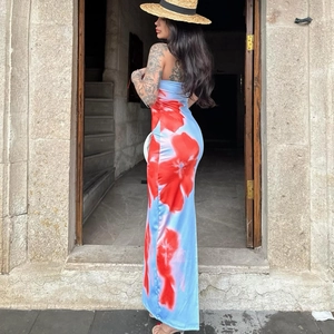 Trägerloses Blumenkleid mit hohem Schlitz in Hellblau und Rot für den Sommerurlaub am Strand