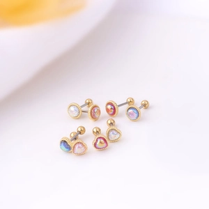 Boucles d'oreilles cœur en acier titane doré avec opale et fermoir à vis sécurisé