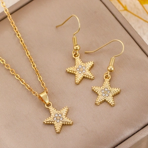 Dettaglio del set gioielli stella dorata con strass in una confezione di seta