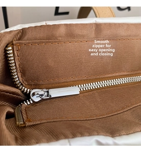 Makroansicht des glatten silbernen Metallreißverschlusses und braunen Textilfutters der Tasche