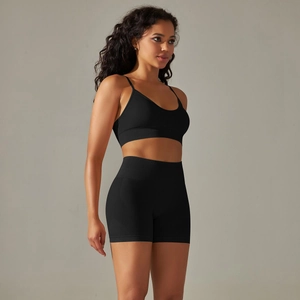 Seitenansicht des nahtlosen schwarzen Yoga-Sets mit Sport-BH und High-Waist-Shorts