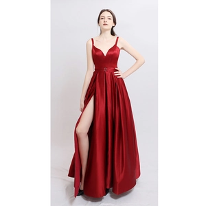 Robe de soirée élégante en satin rouge à fines bretelles et fente latérale haute chic