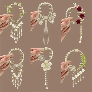 Pinces à cheveux élégantes avec muguet, perles et pompons en finition dorée
