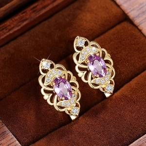 Detail von Vintage-Ohrringen mit lila Ovalsteinen und weißen Diamanten