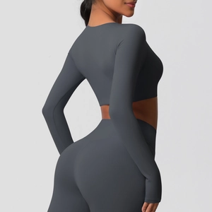 Vue arrière détaillée de l'ensemble de yoga gris foncé avec texture brossée et coupe moulante