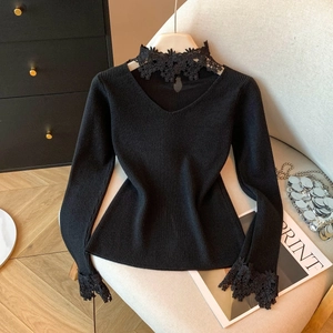 Pull en maille noir ajusté avec col en V et bordures en dentelle aux poignets
