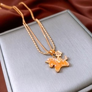 Vue macro du collier licorne plaqué or 18 carats avec résine orange et détails zircon