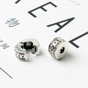 Détail de clips charms étoiles avec pierres de zircon blanc et gravure étoile évidée