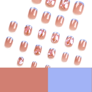 Faux ongles courts french nude rose et bleu avec des strass 3D brillants décoratifs