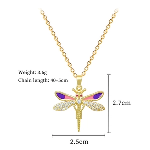 Vue détaillée des dimensions du pendentif libellé avec émail violet et cristaux