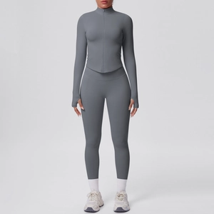 Dettaglio giacca grigio antracite con zip e leggings yoga a vita alta set due