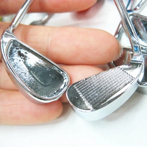 Gedetailleerde close-up van de gepolijste zilveren metalen golfclubkop van een creatieve sleutelhanger