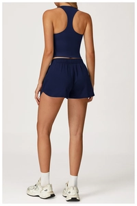 Vue arrière du short de sport taille haute bleu marine et débardeur nageur