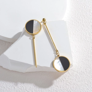 Orecchini pendenti in titanio oro 18K con inserti in madreperla nera e bianca