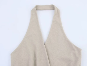 Dettaglio del top a lupetto beige chiaro con trama a contrasto e cintura in vita
