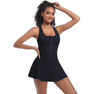 Détail d'une robe de tennis noire sans manches avec fermeture éclair et coupe trapèze
