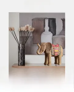 Détail de la statue d'éléphant vintage avec texture tressée et motifs géométriques colorés