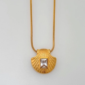Detail der 18k vergoldeten Muschel-Halskette mit rechteckigem Zirkon-Anhänger