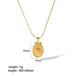 Détail du pendentif ovale plaqué or 18 carats montrant les dimensions 19x13mm