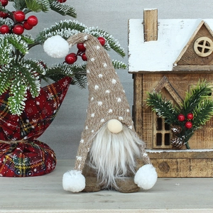 Détail d'un gnome de Noël nordique kaki avec bonnet en tricot et barbe en peluche décor