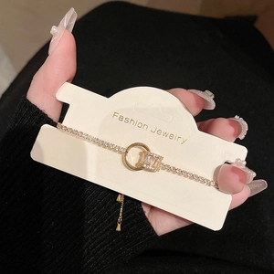 Dettaglio del bracciale in oro con perle, ciondolo in zircone e chiusura a scorrimento